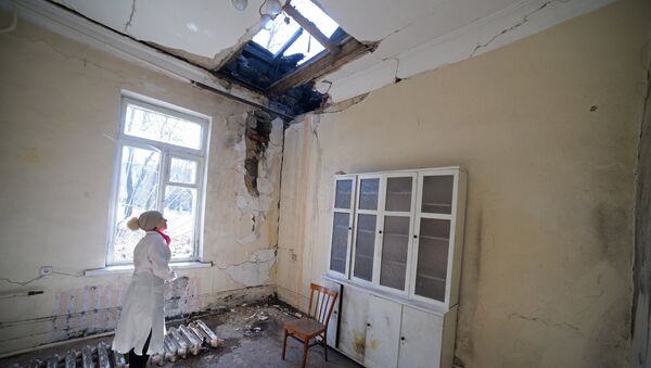 Повреждения после обстрела в городской больнице № 20 в Донецке. Архивное фото