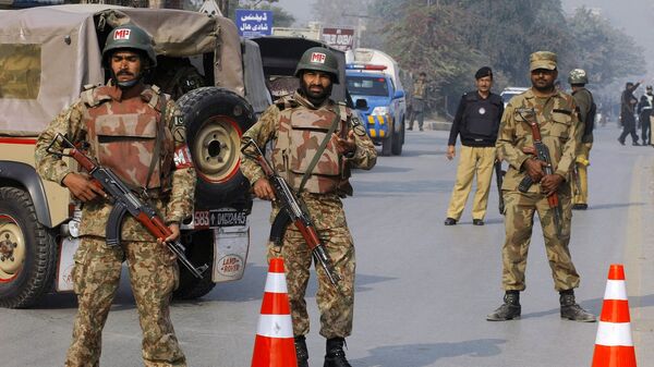 Пакистанские военные на улице Пешавара