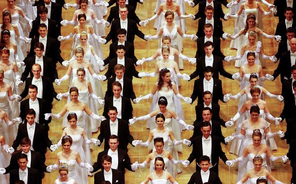Танцоры на церемонии открытия Венского бала