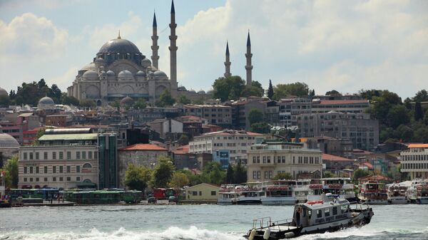 Вид на Голубую мечеть через пролив Босфор в Стамбуле