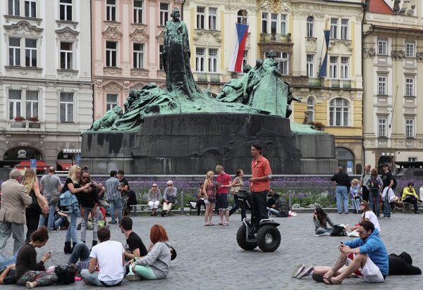 У памятника Яну Гусу на Староместской площади в Праге