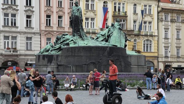 У памятника Яну Гусу на Староместской площади в Праге. Архивное фото