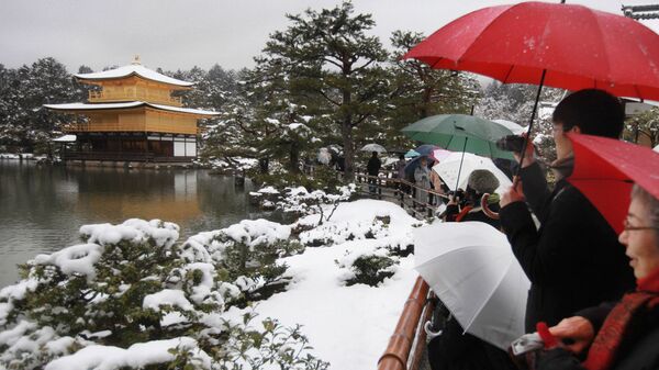 Туристы смотрят на храм в Киото