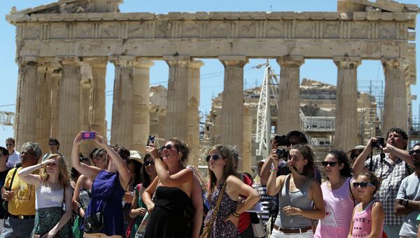 Туристы в Акрополисе. Афины. Архивное фото