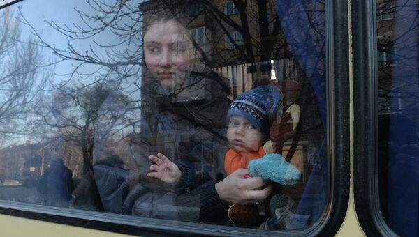 Беженцы в салоне автобуса, который отправляется из Донецка в Россию