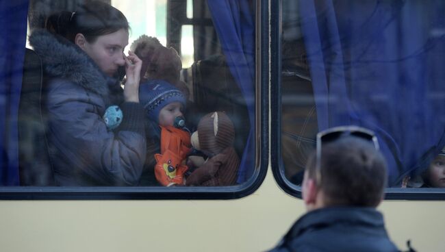 Украинские беженцы в салоне автобуса. Архивное фото