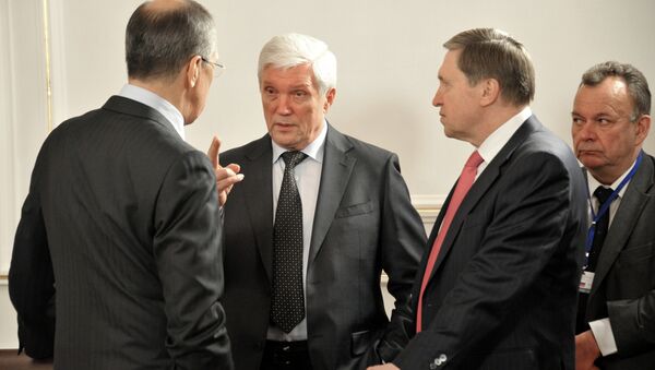 Посол РФ в Минске Александр Суриков (в центре). Архивное фото