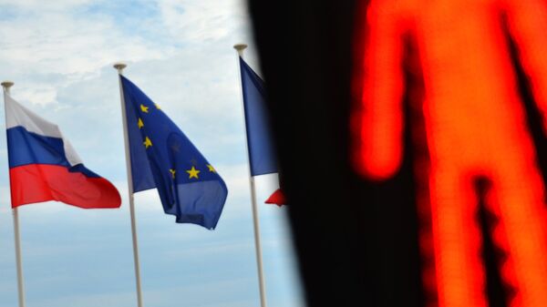 Флаги России, ЕС и Франции. Архивное фото