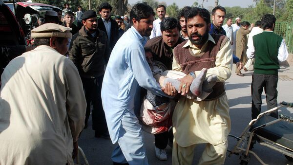 Транспортировка пострадавшего при взрыве в пакистанском Пешаваре
