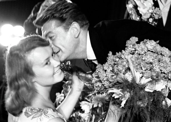 Участник III Московского международного кинофестиваля французский актер Жан Маре тепло благодарит молодую москвичку, преподнесшую ему цветы