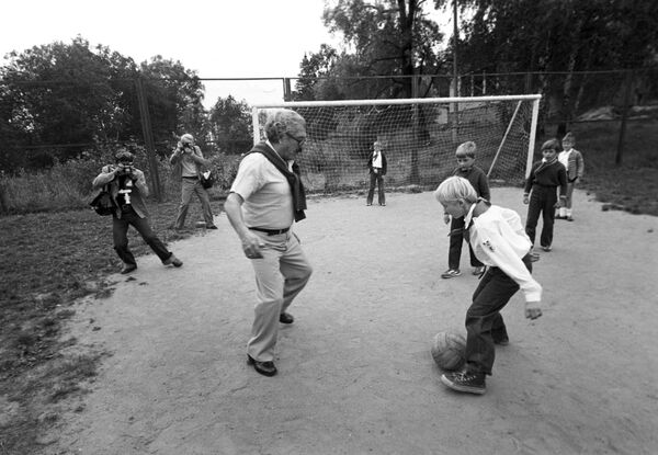Кинорежиссер Хуан Антонио Бардем играет в футбол с пионерами. 1979
