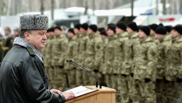 Президент Украины Петр Порошенко произносит речь перед бойцами Национальной гвардии Украины