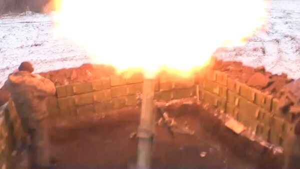 БМП-2 и выстрелы из миномета на позициях ополченцев ЛНР. Кадры  боя