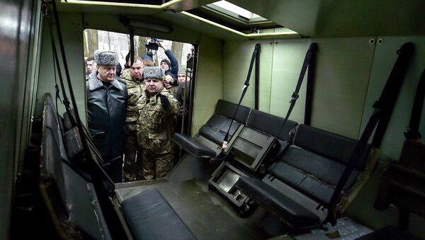 Президент Украины Петр Порошенко и министр обороны Украины Степан Полторак посещают учебный центр Национальной гвардии Украины. 13 февраля 2015