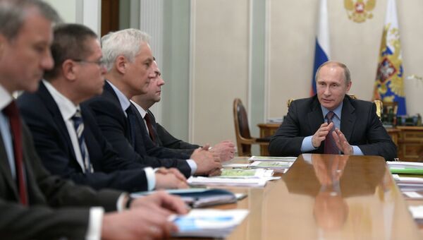 Президент России Владимир Путин во время встречи в резиденции Ново-Огарево с экспертами в области экономики