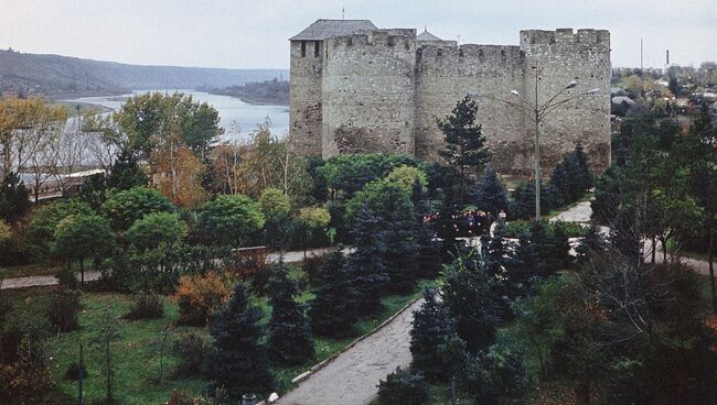 Памятник архитектуры XVI века (1543 г.) - старая крепость в молдавском городе Сороки высится у переправы через реку Днестр
