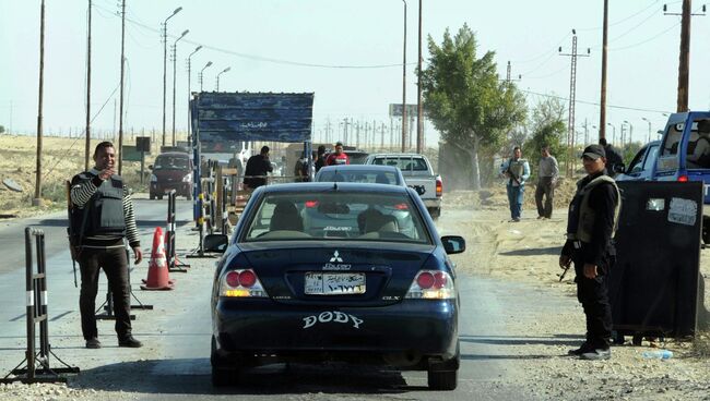 Египетская полиция проверяет автомобили на полуострове Синай. Архивное фото