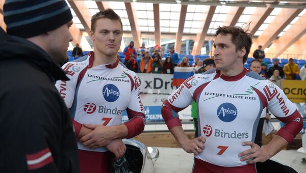 Оскар Мелбардис и Даумантс Дрейшкенс (Латвия) после финиша в заезде двоек среди мужчин на VIII этапе Кубка мира по бобслею в Сочи