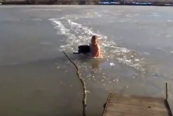 Мужчина перешел вброд замерзшую реку ради спасения собаки