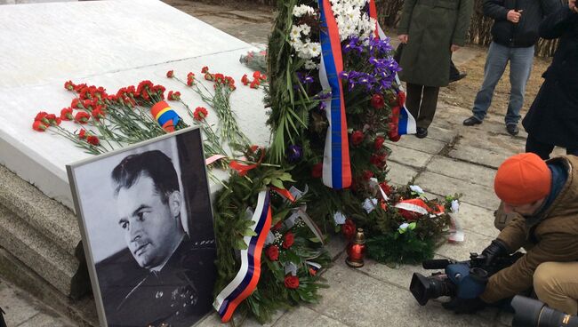 У памятника генералу Черняховскому в Пененжно. Архивное фото