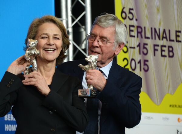 Британские актеры Том Кортни и Шарлотта Рэмплинг на церемонии закрытия 65-го Берлинского международного кинофестиваля