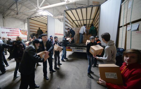 Разгрузка 14-ого российского гуманитарного конвоя в Донецке