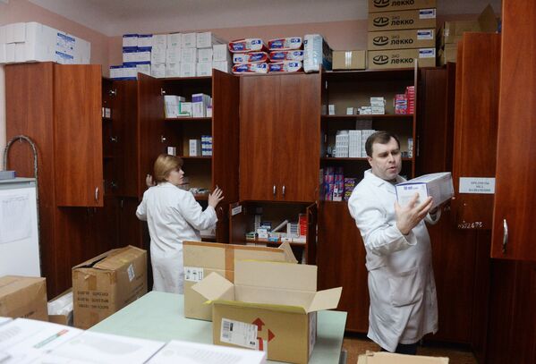 Врач 1-й городской больницы Донецка показывает лекарства, полученные с гуманитарным конвоем МЧС РФ