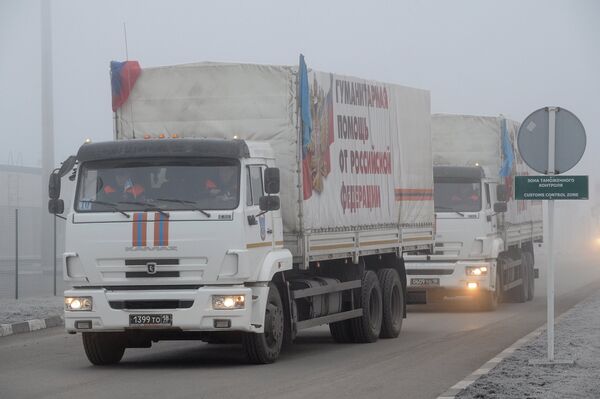 Грузовые автомобили с российской гуманитарной помощью для жителей Донбасса на КПП Матвеев Курган