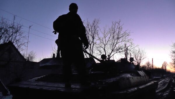 Ополченцы ДНР на бронемашинах проехали по улицам Логвиново