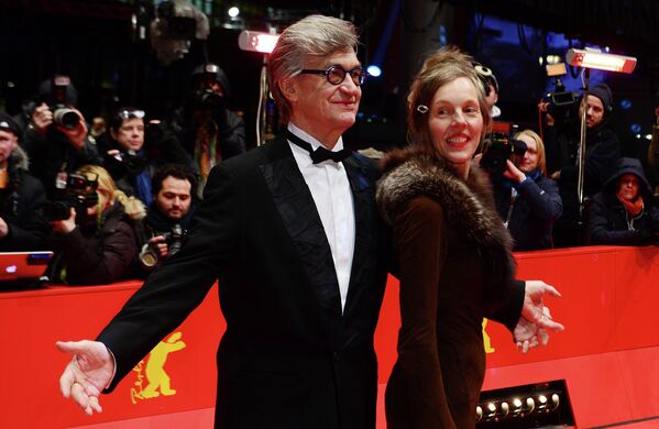 Немецкий режиссер Вим Вендерс с супругой на церемонии закрытия 65-го Берлинского международного кинофестиваля