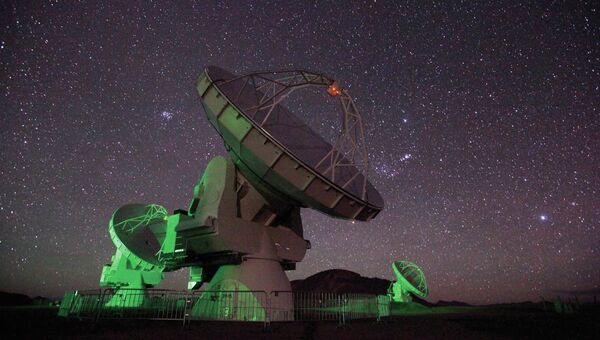 Одна из антенн радиотелескопа ALMA на чилийском плато Чахнантор