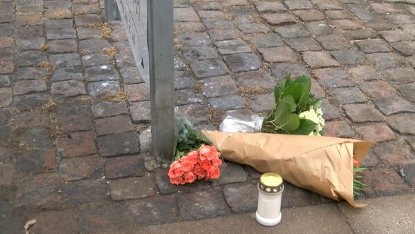 Изрешеченное пулями стекло и цветы на месте стрельбы в Копенгагене