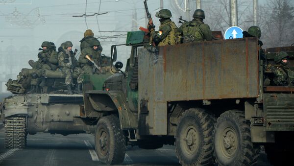 Ополченцы едут на бронетехнике по улице в Донецке, Украина. 15 февраля 2015