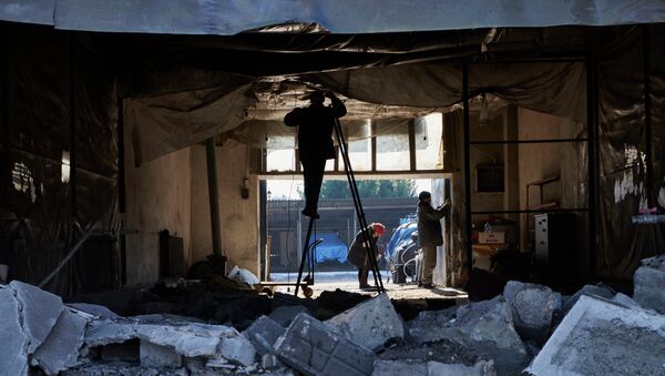 Разрушения в Донецке, вызванные попаданием снарядов, выпущенных со стороны позиций ВСУ. Архивное фото