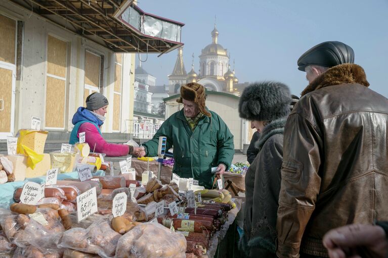 Уличная торговля в Донецке. 14 февраля 2015