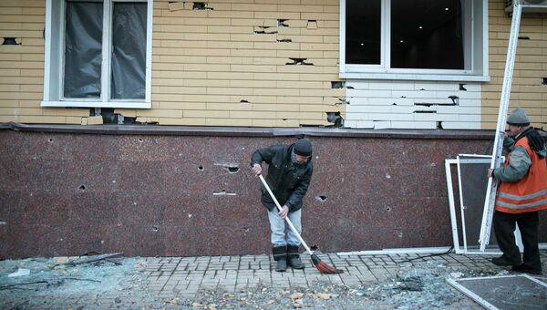 Здание в Донецке, поврежденное в результате обстрела. Архивное фото