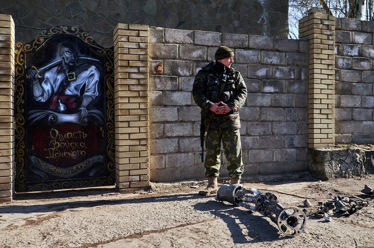 Ополченец возле обломков снаряда, выпущенного со стороны позиций ВСУ. 14 февраля 2015