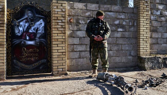 Ополченец возле обломков снаряда. Архивное фото