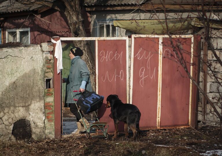 Местная жительница в Горловке в Донецкой области. 14 февраля 2015