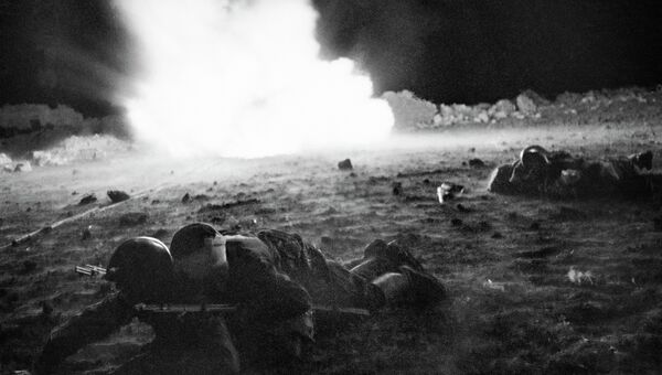 Ночью после боя санитары собирают раненых бойцов. Крымский фронт, апрель-май 1942 год