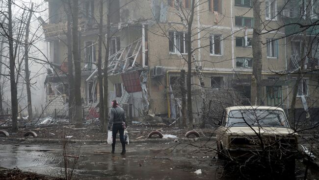 Жительница города на улице в Донецке. Архивное фото