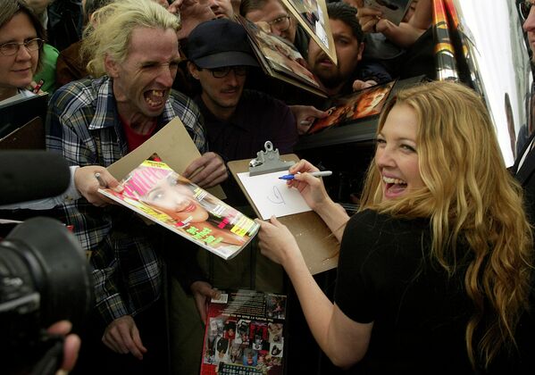 Актриса Дрю Бэрримор раздает автографы на Аллее славы в Голливуде