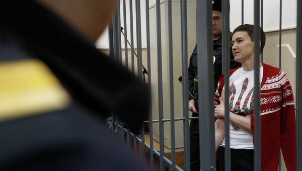 Украинская летчица Надежда Савченко, обвиняемая в причастности к убийству российских журналистов