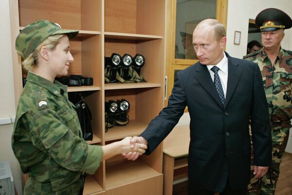 Владимир Путин со военнослужащей на пограничной заставе Ермоловка