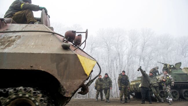 Колонна украинской военной техники возле Дебальцево