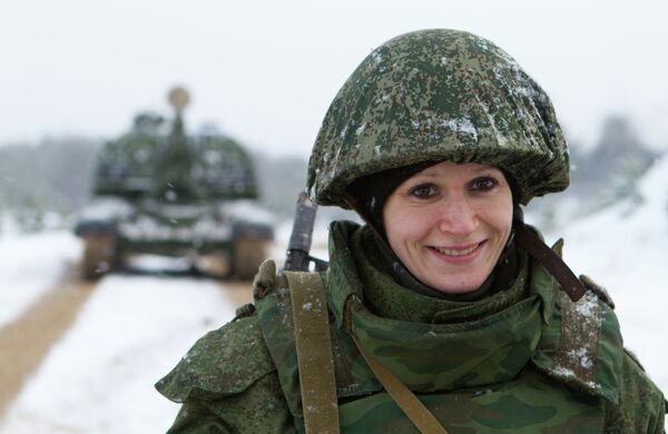 Военнослужащая во время учений на полигоне Мулино в Нижегородской области
