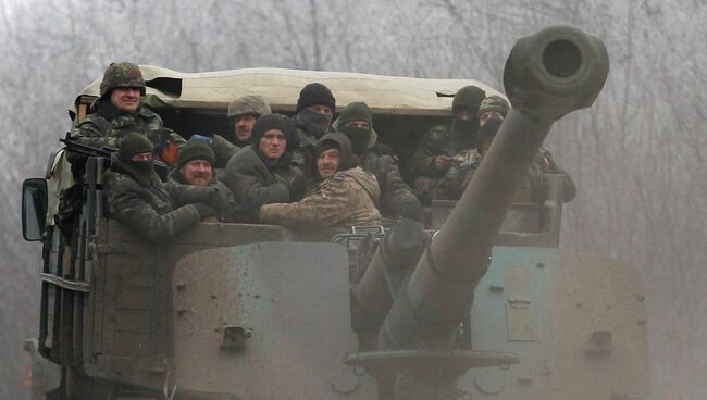 Украинские военные на дороге между Дебальцево и Артёмовском. Архивное фото