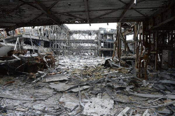 Разрушенное в результате обстрела здание аэропорта города Донецка
