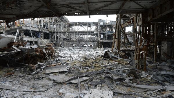Разрушенное в результате обстрела здание аэропорта города Донецка. Архивное фото