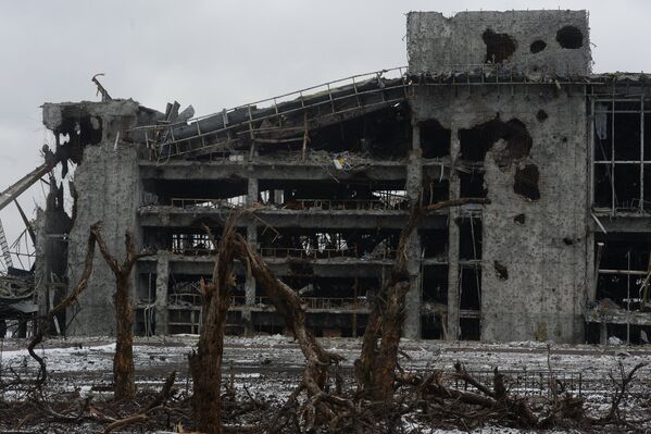 Разрушенное в результате обстрела здание аэропорта города Донецка
